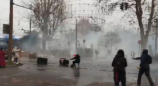 Corteo Askatasuna, guerriglia urbana. Lacrimogeni e petardi contro la polizia che aziona gli idranti